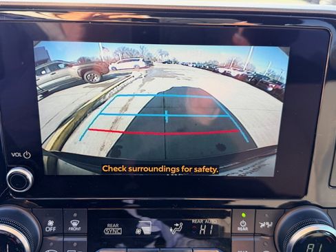 Used 2023 Toyota Highlander L image 16