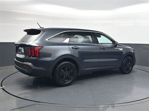 Used 2023 Kia Sorento LX image 4