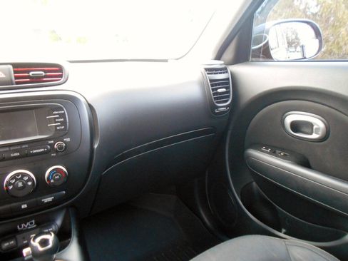 Used 2015 Kia Soul + image 13