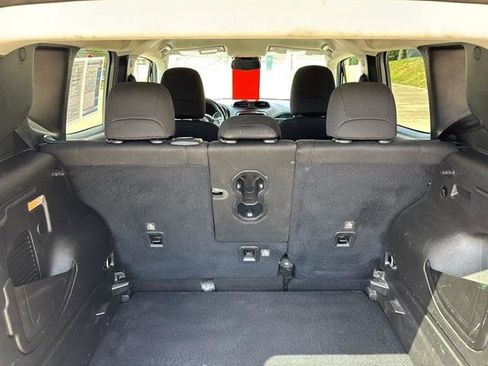 Used 2021 Jeep Renegade Latitude w/ Luxury Group I image 17