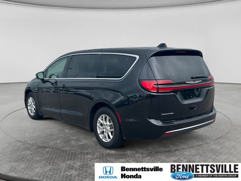 Used 2023 Chrysler Pacifica Touring-L FWD image 7