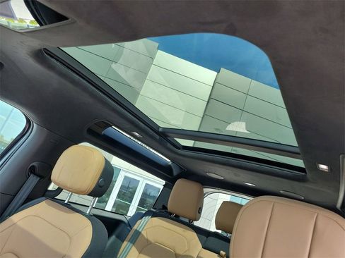 New 2025 Land Rover Defender 90 V8 image 24