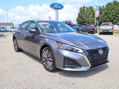 Used 2025 Nissan Altima 2.5 SV FWD image 7