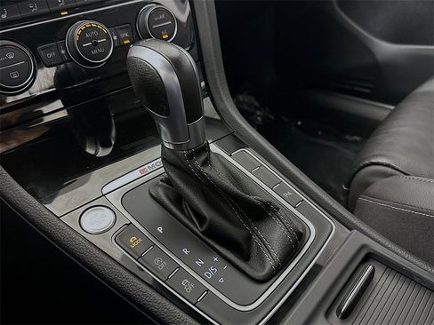 Used 2019 Volkswagen Golf R 4-Door image 17