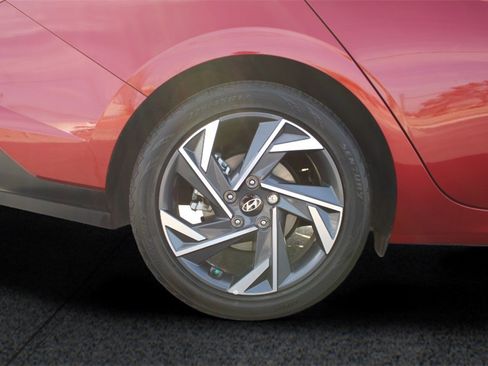 Used 2025 Hyundai Elantra SEL image 11