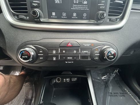Used 2018 Kia Sorento FWD image 19