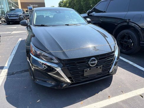 Used 2025 Nissan Altima 2.5 SV FWD image 2