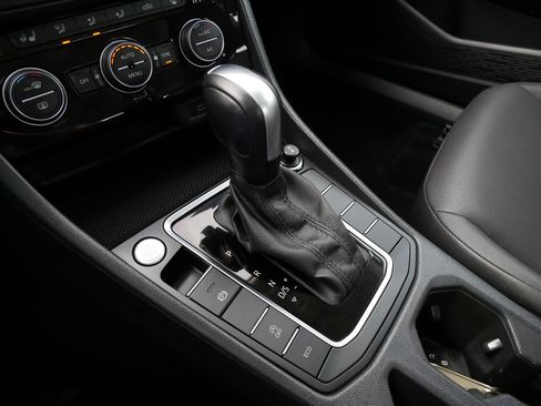 Used 2020 Volkswagen Jetta SE image 25