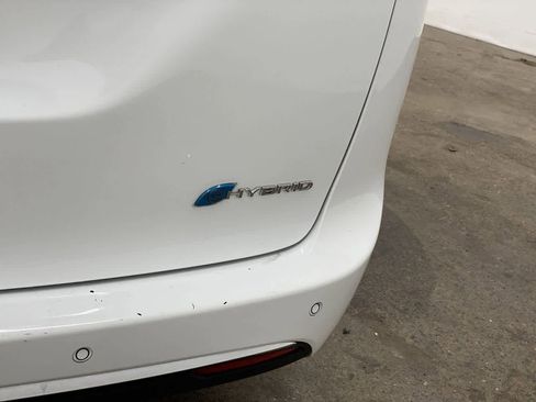 Used 2023 Chrysler Pacifica Touring-L image 11