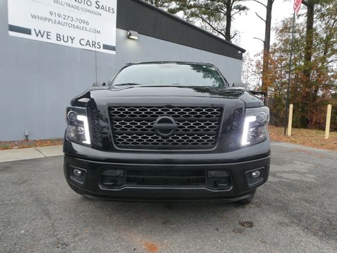 Used 2019 Nissan Titan SV w/ SV Convenience Package image 2