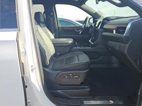 Used 2025 GMC Yukon XL Denali AWD/4WD image 10