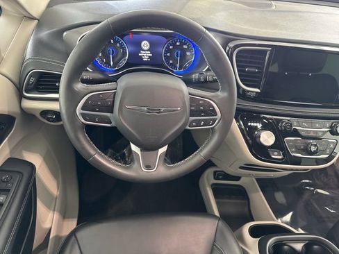 Used 2023 Chrysler Pacifica Touring-L image 25