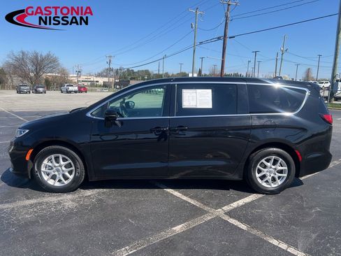 Used 2024 Chrysler Pacifica Touring-L FWD image 2