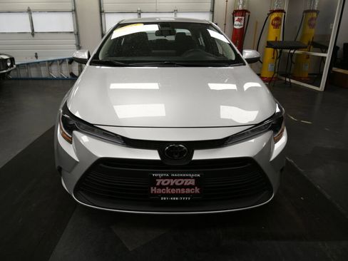 Used 2025 Toyota Corolla LE FWD image 3