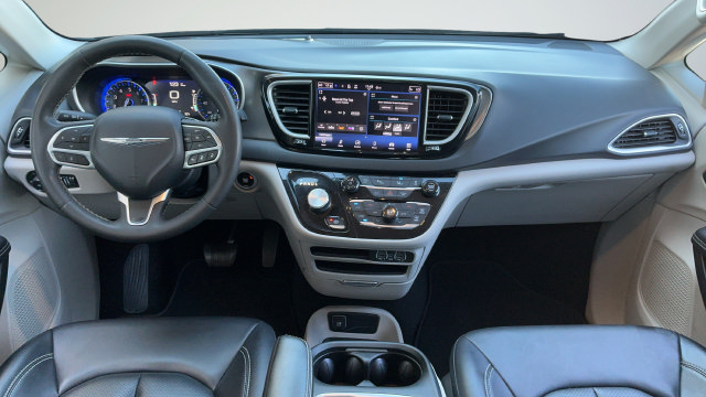 Used 2024 Chrysler Pacifica Touring-L FWD image 9