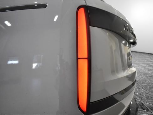 Used 2025 Land Rover Range Rover Autobiography AWD/4WD image 17