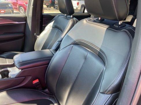 Certified 2024 Jeep Grand Cherokee L Limited w/ Luxury Tech Group II AWD/4WD image 12
