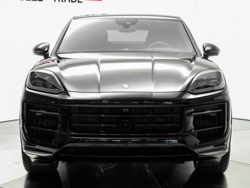Used 2025 Porsche Cayenne GTS AWD/4WD image 2