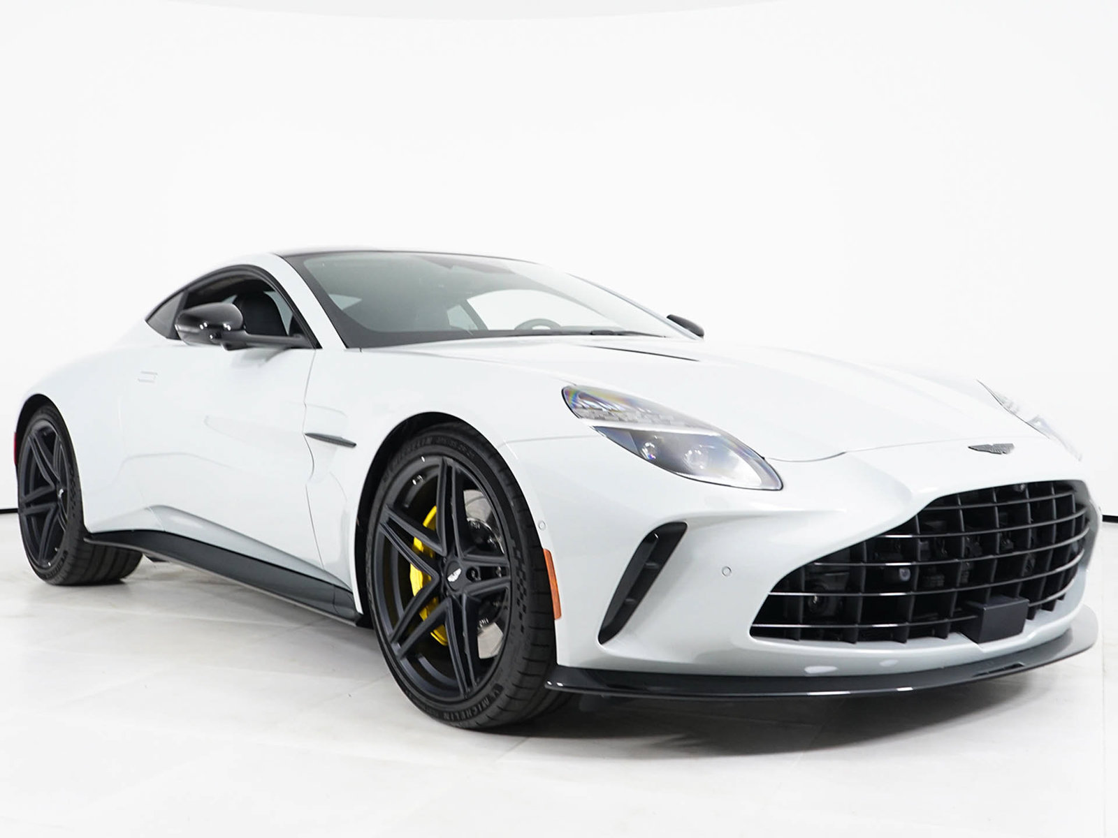 Used 2026 Aston Martin V8 Vantage Coupe RWD image 16