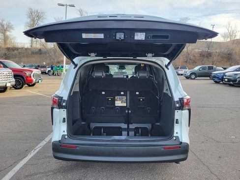 Used 2022 Toyota Sienna XLE image 12