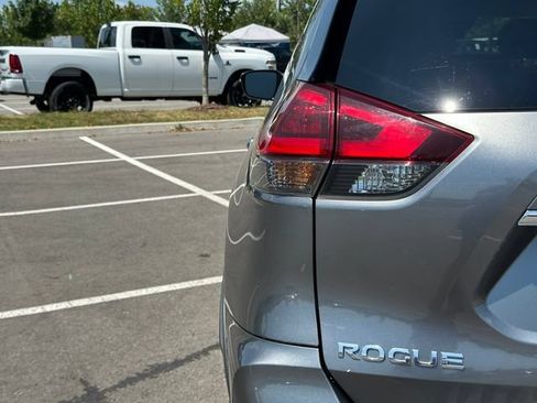 Used 2019 Nissan Rogue SV FWD image 40