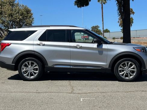 Certified 2023 Ford Explorer XLT w/ Equipment Group 202A AWD/4WD image 2