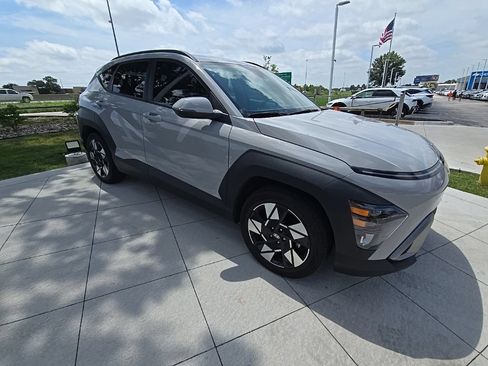 Used 2025 Hyundai Kona SEL FWD image 2