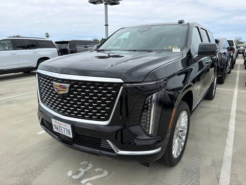 Certified 2026 Cadillac Escalade ESV Luxury RWD image 2