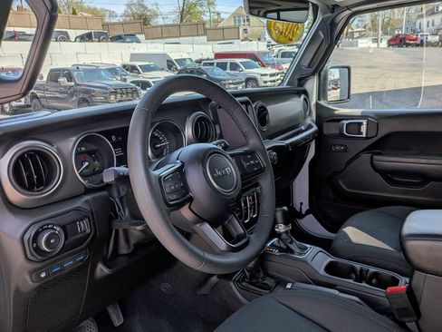 Certified 2023 Jeep Wrangler Unlimited w/ Sun & Screen Package AWD/4WD image 9