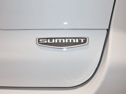 Used 2025 Jeep Grand Cherokee L Summit w/ Luxury Tech Group V AWD/4WD image 39