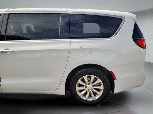 Used 2019 Chrysler Pacifica Touring Plus image 35