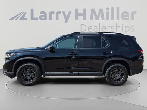 Used 2025 Honda Pilot TrailSport image 2