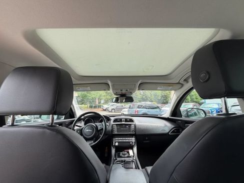 Used 2018 Jaguar XE Premium RWD image 12