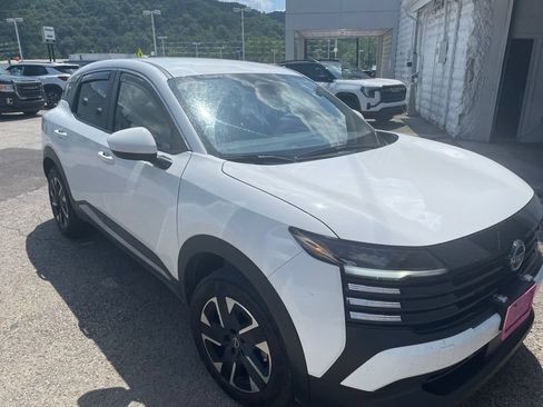 Used 2025 Nissan Kicks SV AWD/4WD image 5