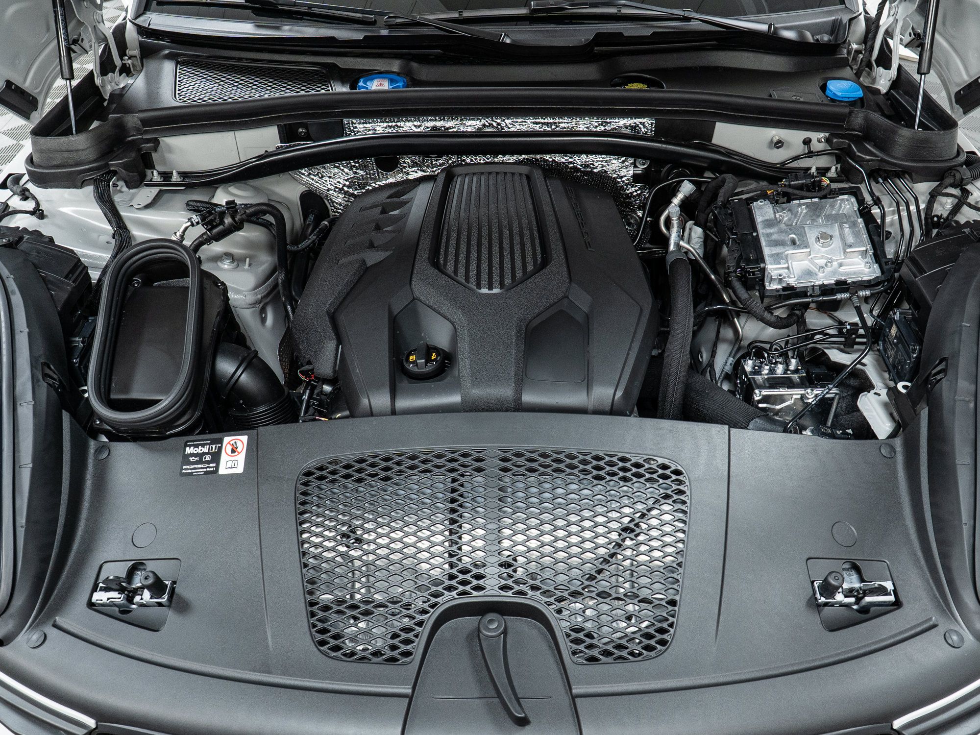 Certified 2025 Porsche Macan AWD/4WD image 12