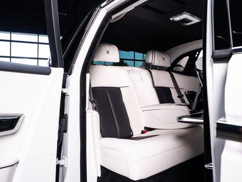 Used 2022 Rolls-Royce Phantom Sedan w/ The Phantom Package RWD image 60