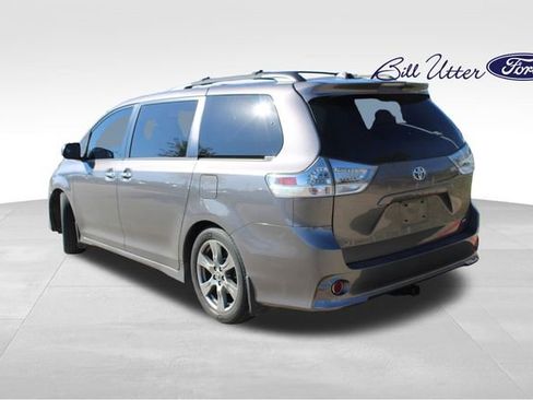 Used 2019 Toyota Sienna SE image 7
