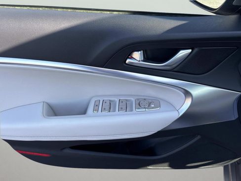 Used 2025 Genesis G70 2.5T image 16