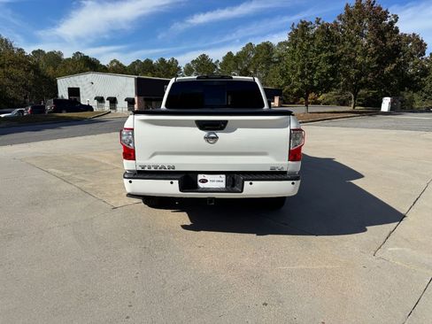 Used 2019 Nissan Titan SV w/ SV Convenience Package image 4
