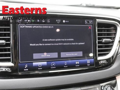 Used 2023 Chrysler Pacifica Touring-L image 19