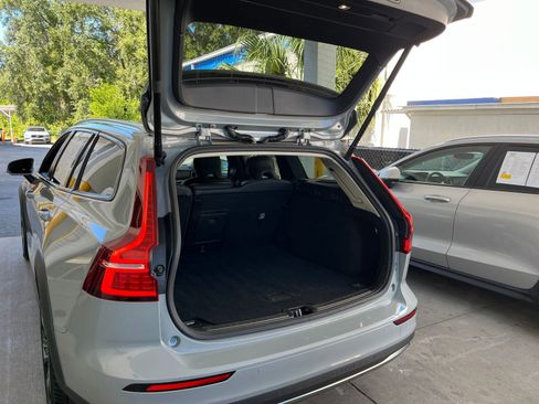 Used 2025 Volvo V60 B5 Cross Country Plus image 31