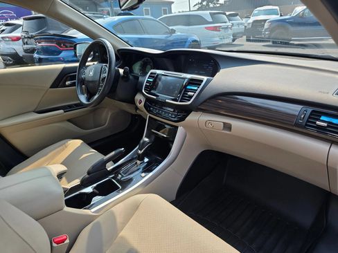 Used 2017 Honda Accord EX-L image 10
