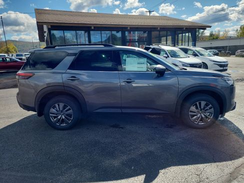 New 2025 Nissan Pathfinder SV w/ Black Appearance Package image 9