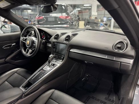 Used 2024 Porsche 718 Cayman w/ Premium Package image 32