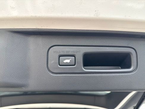 Used 2025 Honda Pilot Touring image 7