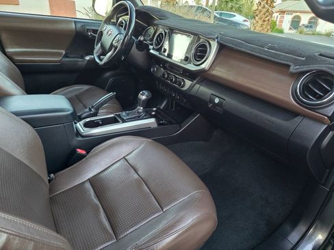 Used 2016 Toyota Tacoma Limited w/ Towing Package image 12