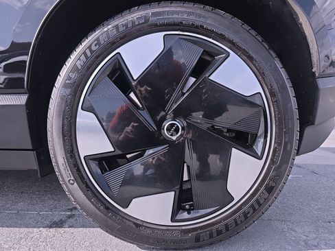 Certified 2025 Volvo EX30 Ultra w/ Climate Package image 36