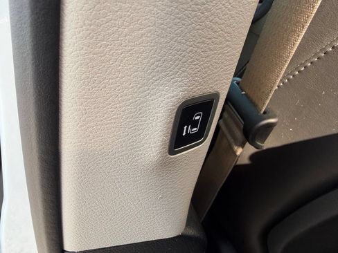 Used 2023 Chrysler Pacifica Touring-L FWD image 6