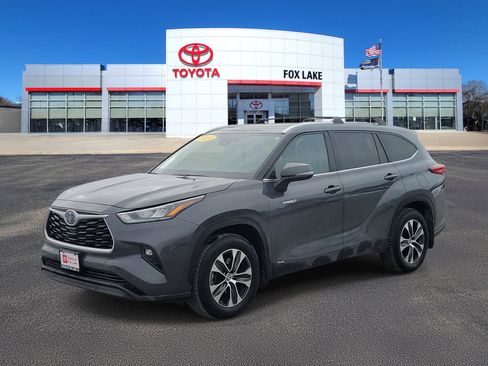 Used 2020 Toyota Highlander XLE image 2