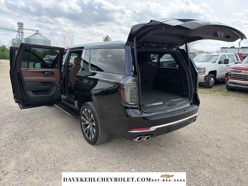 Used 2025 Chevrolet Suburban High Country w/ Sun And Tow Package image 34